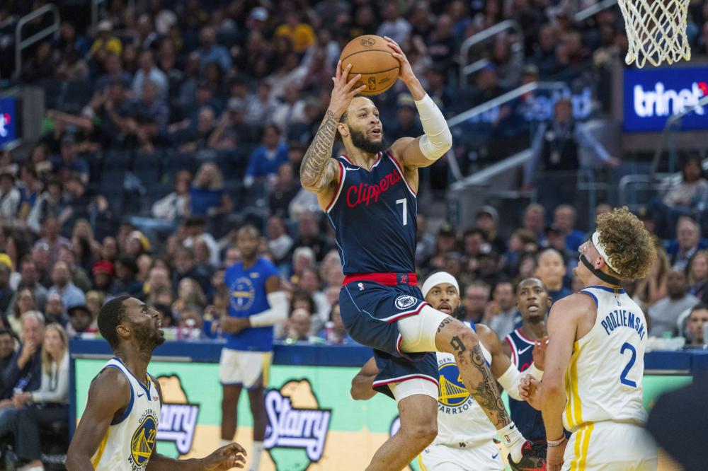 国足后防线人员捉襟见肘 最年轻中后卫组合能否经受考验？